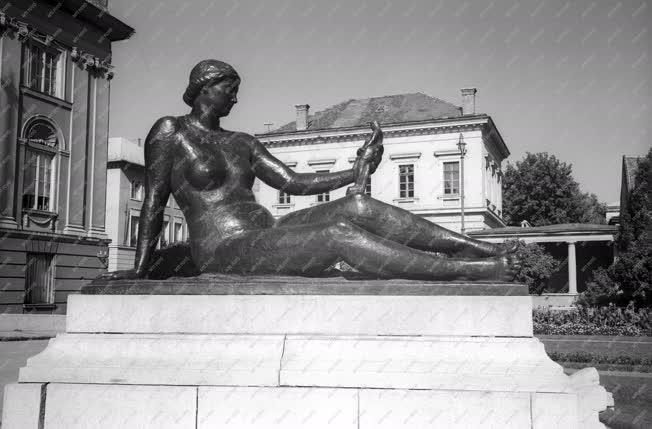 Szobrászat - Medgyessy Ferenc: Művészet című szobor