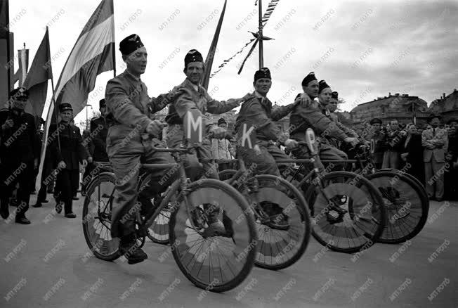 Ünnep - Kerékpáros felvonulók május 1-jén