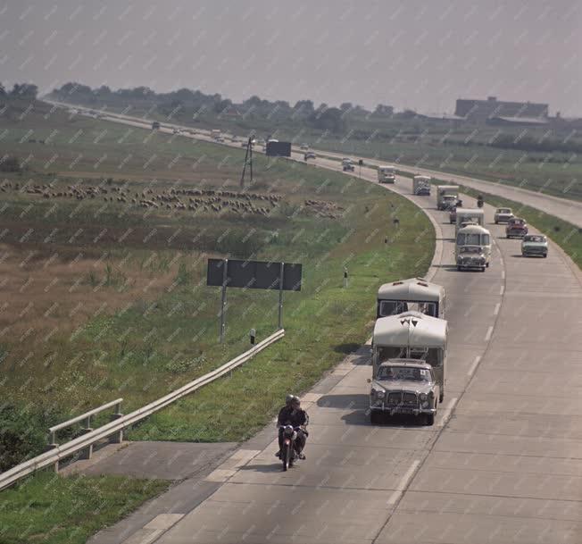 Közlekedés - Idegenforgalom - Lakókocsik az autópályán