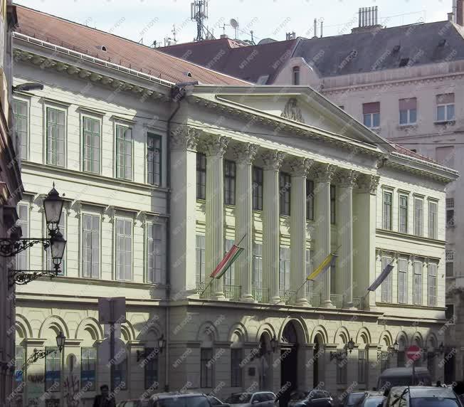 Középület - Budapest - A Pest megyei Önkormányzat épülete