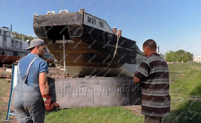 Hajózás - Tiszalök - Hajójavítás 