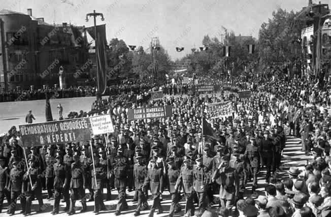 Ünnepség - Május elsejei ünnepségek Budapesten - 1946