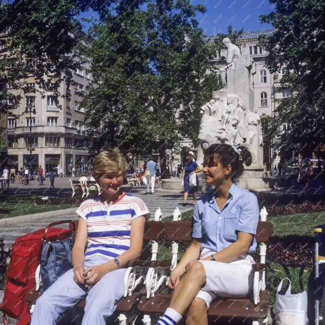 Városkép - Életkép - Budapest - Vörösmarty tér