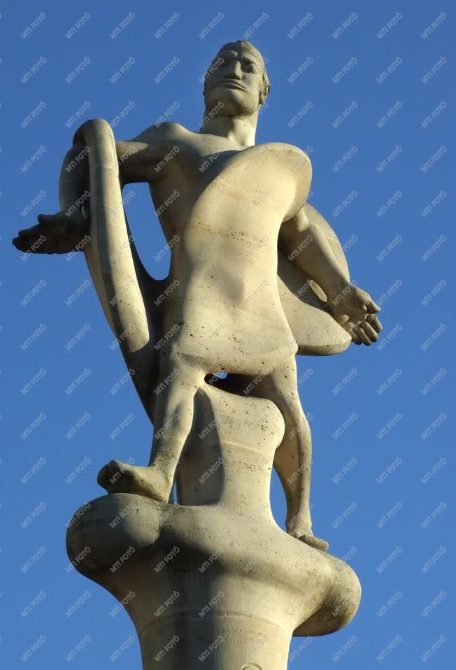 Piliscsaba - Köztéri szobor - Arisztotelész