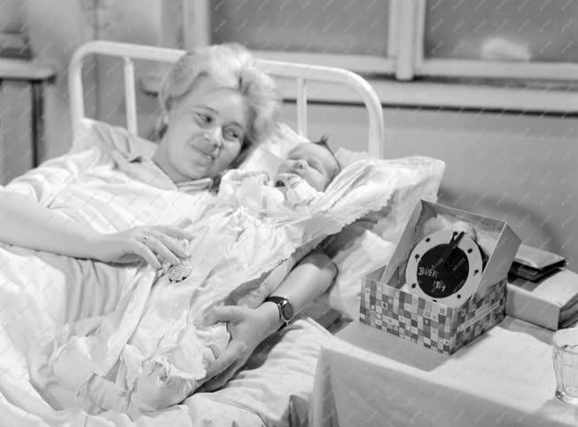 Életkép - 1964 első újszülöttje
