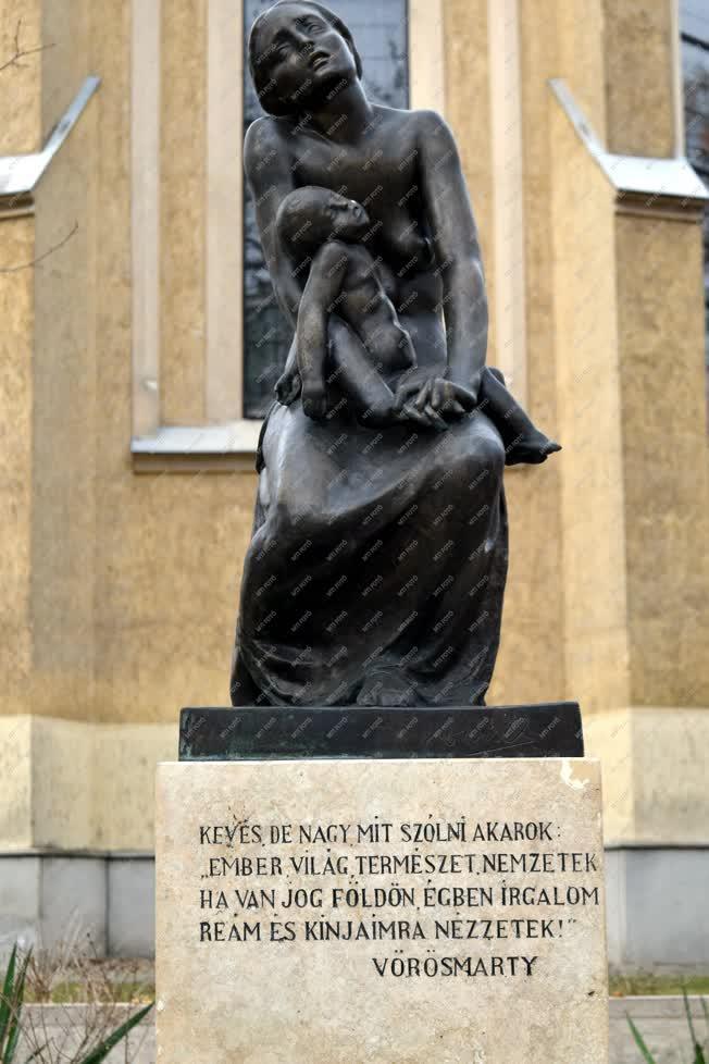 Kultúra - Anya gyermekkel szobor Újpesten