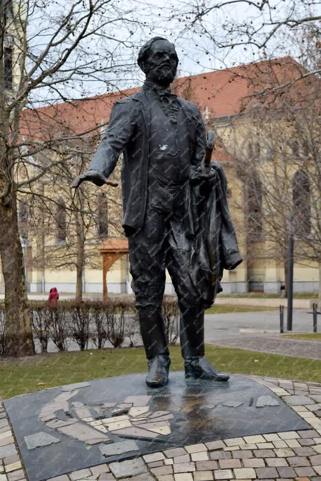 Kultúra - Károlyi István szobra Újpesten