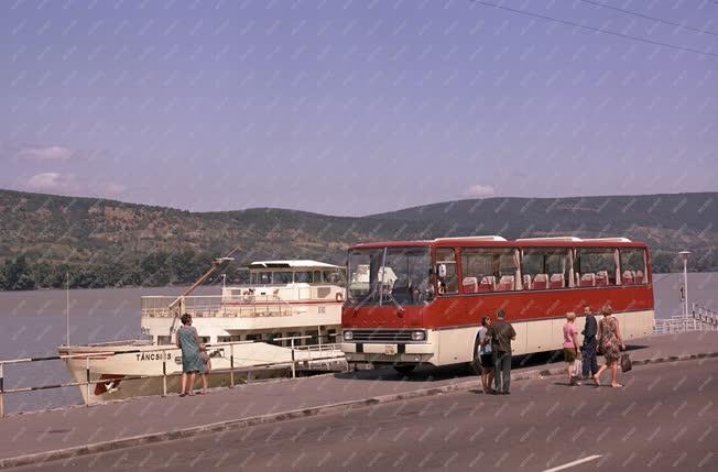 Közlekedés - Ikarusz busz próbaúton a Dunakanyarban