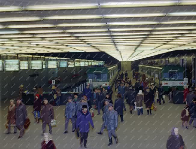 Közlekedés - A Batthyány téri HÉV-végállomáson  
