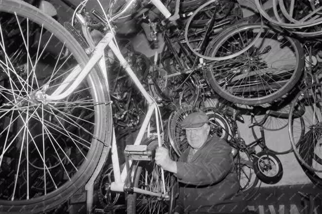 Ipar - Foglalkozás - A kerékpárműszerész