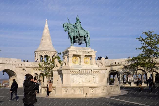 Köztéri szobor - Budapest - Szent István a Halászbástyánál