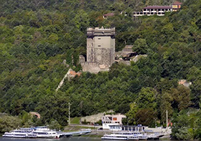 Közlekedés - Visegrád - Sétahajók a Salamon-toronynál