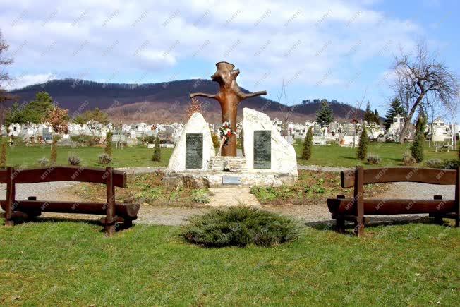 Emlékmű - Komlóska - Világháborús emlékmű a temetőben 