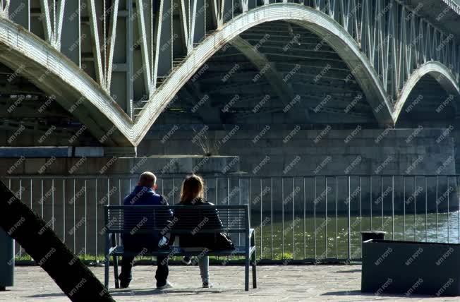 Életkép - Budapest - Pihenő turisták egy köztéri padon