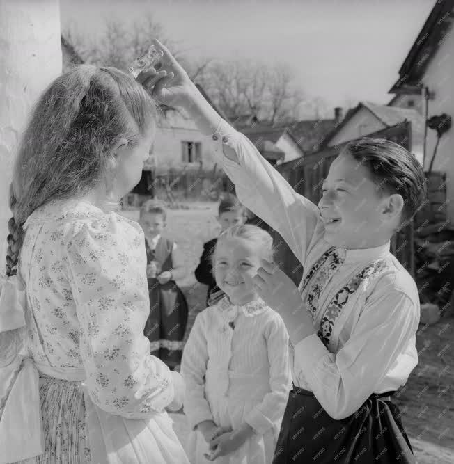 Folklór - Húsvéti locsolkodás Nógrád megyében