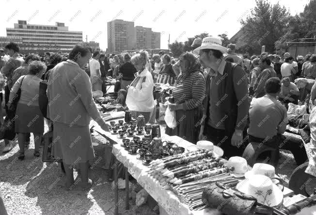 Kiskereskedelem - Bolhapiac az Etele téren