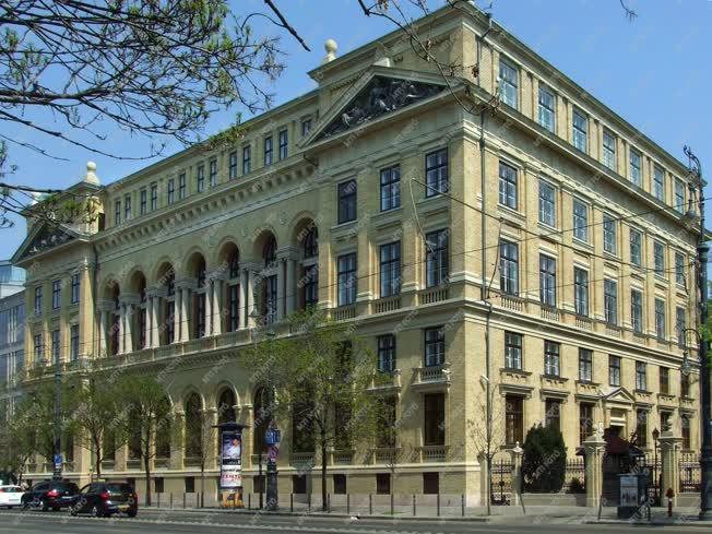 Oktatási létesítmény - Budapest - Az ELTE BTK főépülete