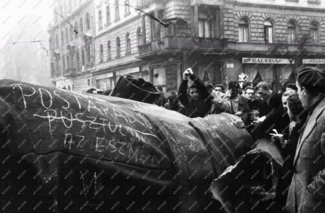 Belpolitika - 1956-os forradalom - A Sztálin-szobor szétdarabolása