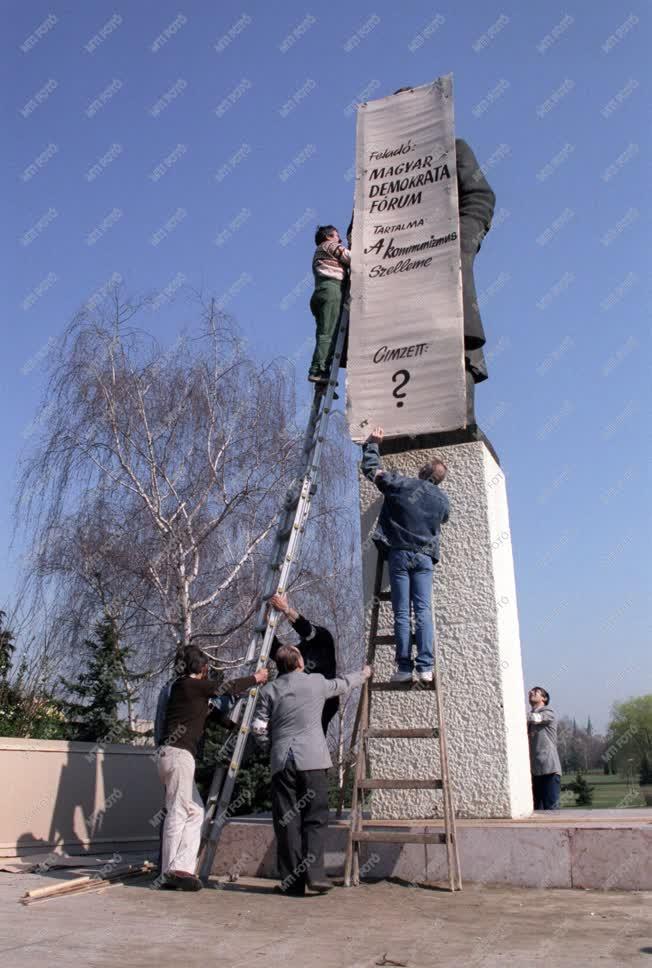 Rendszerváltás - Becsomagolták a Lenin-szobrot