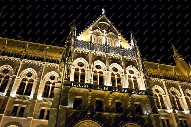 Budapest - Elkészült a Parlament díszkivilágítása
