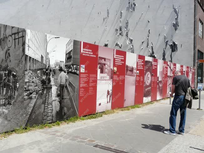 Berlin - Fotó kiállítás a Fal bontásról