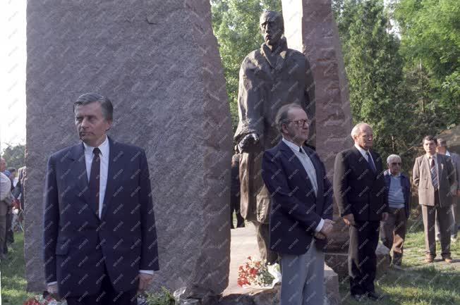 Demonstráció - Díszőrség Raoul Wallenberg szobránál