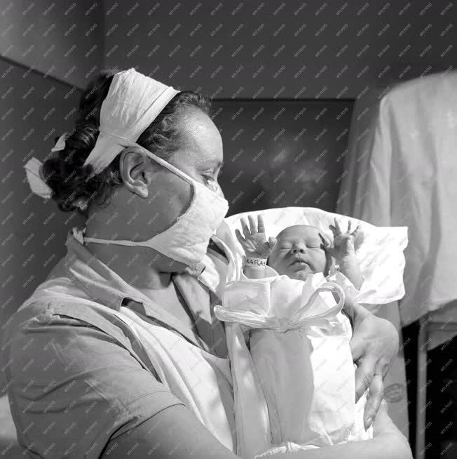 Éegészségügy - Újszülött csecsemő a Balassa János kórházban