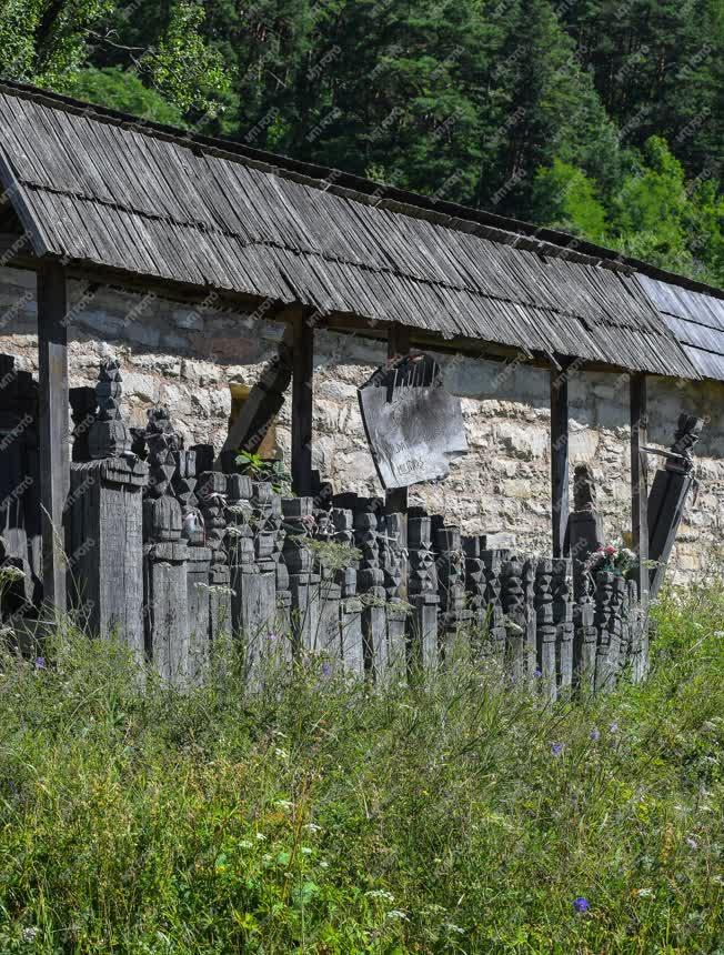 Kegyelet - Magyarvalkó - Halott katonák kopjafái 