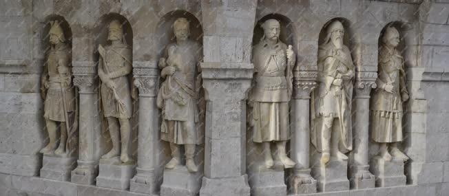 Műalkotás - Árpád-kori harcosok szobrai