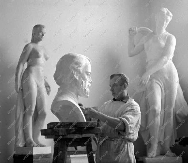 Kultúra - Stöckert Károly szobrász műtermében