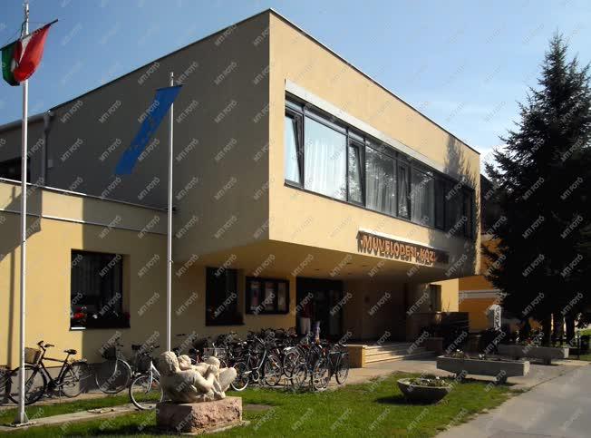 Középület - Csorna - A Városi Művelődési Központ
