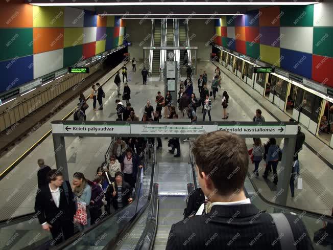 Közlekedés - Budapest - Az M4-es metró megállója