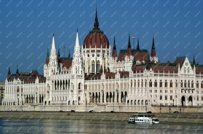 Városkép - Budapest - A Parlament felújított épülete 
