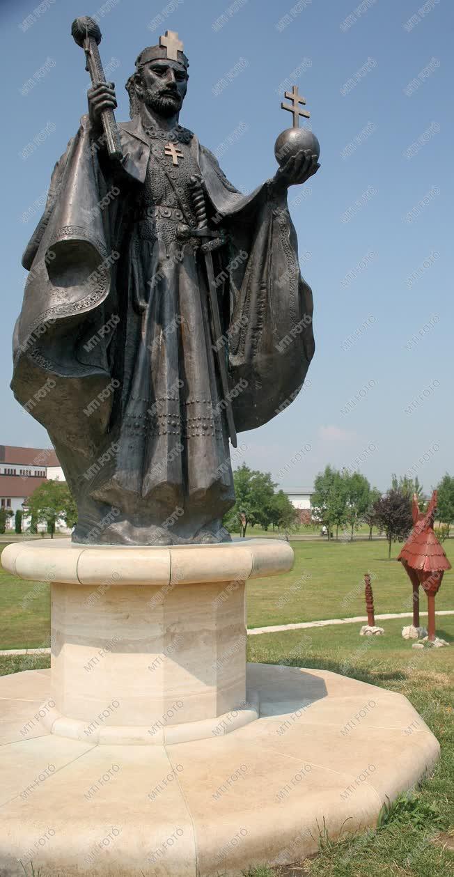 Műalkotás - Szent István király szobra Tiszaújvárosban 