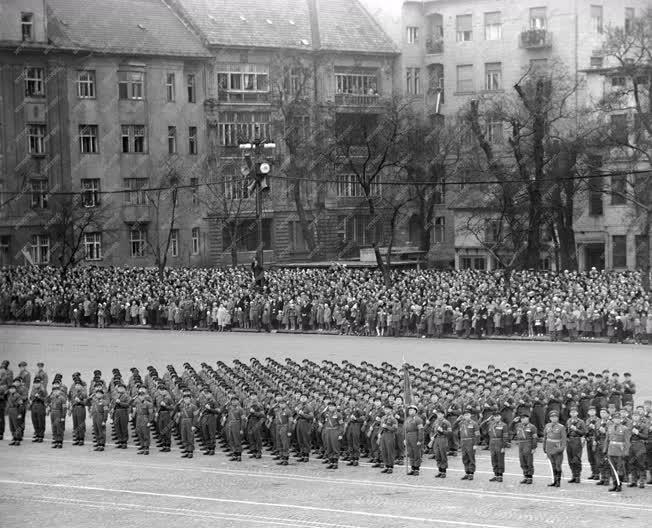 Ünnep - Katonai díszszemle a felszabadulás évfordulóján