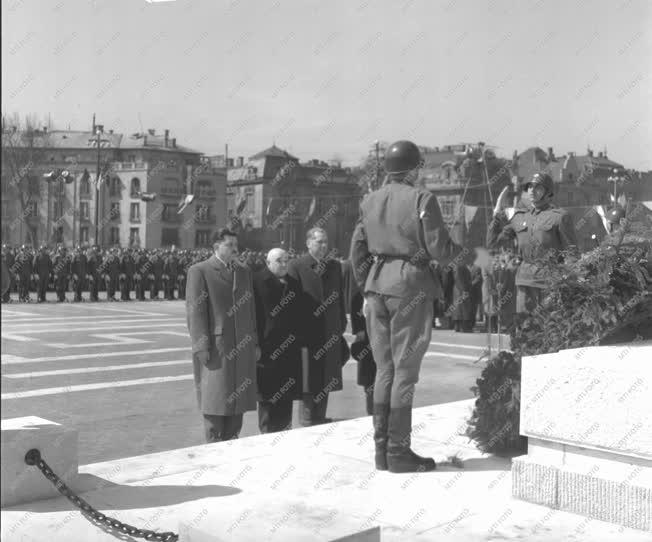 Emlékmű - Koszorúzás - Hősök tere