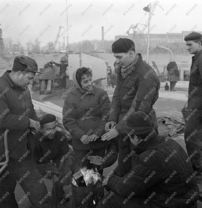 A szerző válogatása - Védőruha és védőital a hajóépítőknek