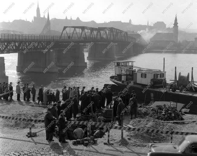 Megkezdték a Kossuth híd lebontását