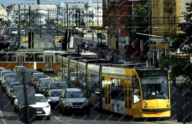 Közlekedés - Budapest - Combino villamos a Margit körúton