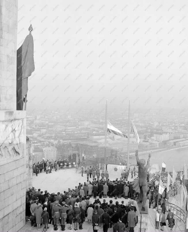 Ünnep - Belpolitika - Zászlófelvonás a Gellért-hegyi Felszabadulási emlékműnél