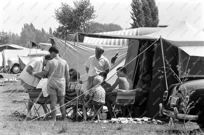 Üdülés - Nyaralók a Balatonon