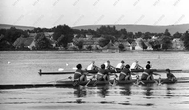 Sport - Női nemzetek közötti evezős regatta  a Tatai tavon