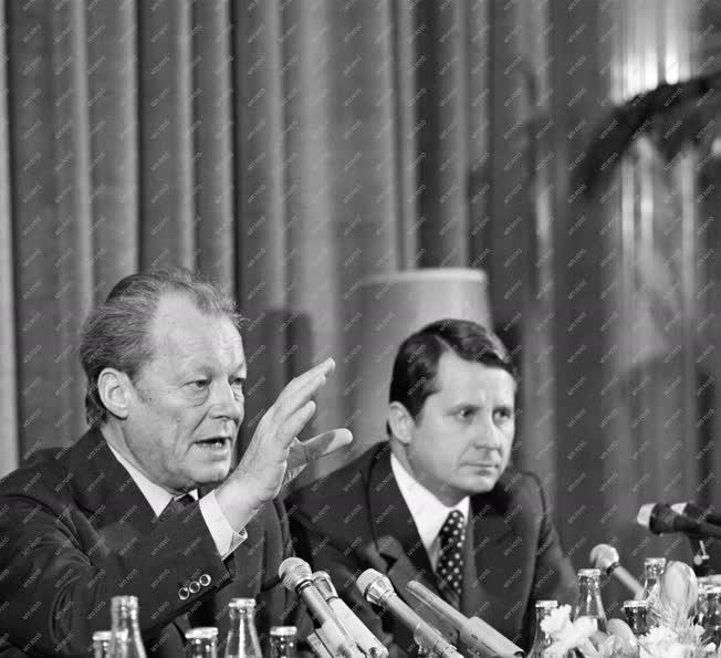 Külkapcsolat - Willy Brandt sajtótájékoztatója