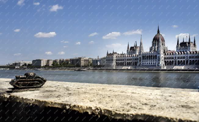 Műalkotás - Budapest - Tank szobor a rakparton