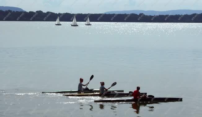 Szabadidő - Tata - Vízi sportolók az Öreg-tó vizén