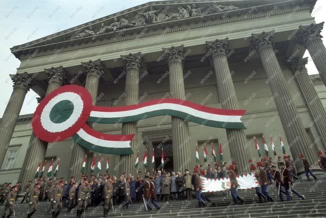 Nemzeti ünnep - Nagygyűlés a Nemzeti Múzeumnál