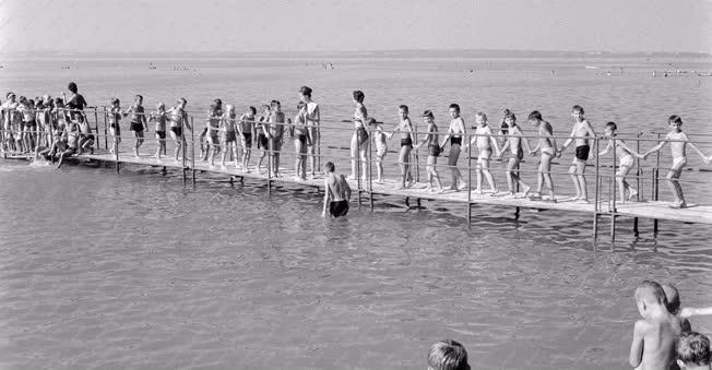 Szabadidő - Balatonnál nyaralnak az árvízkárosultak gyerekei