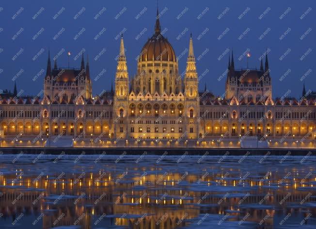 Időjárás - Zajlik a Duna a Parlamentnél