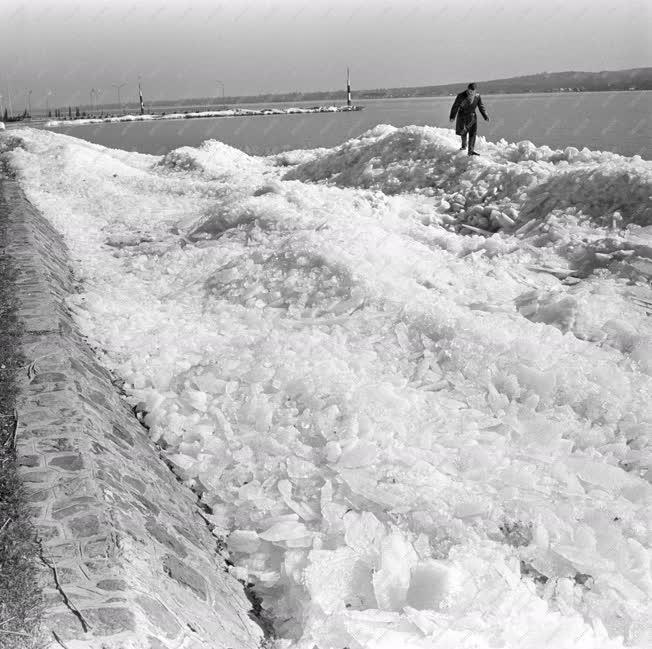 Természet - Partra sodort jég a Balatonon