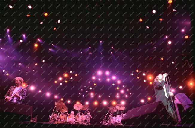 Kultúra - Könnyűzene - Genesis koncert a Népstadionban